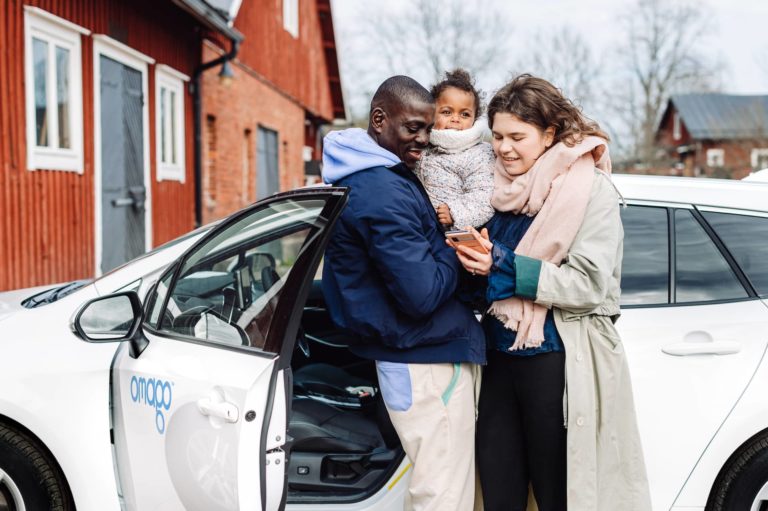 Ihmisiä varaamassa yhteiskäyttöautoa käyttöönsä